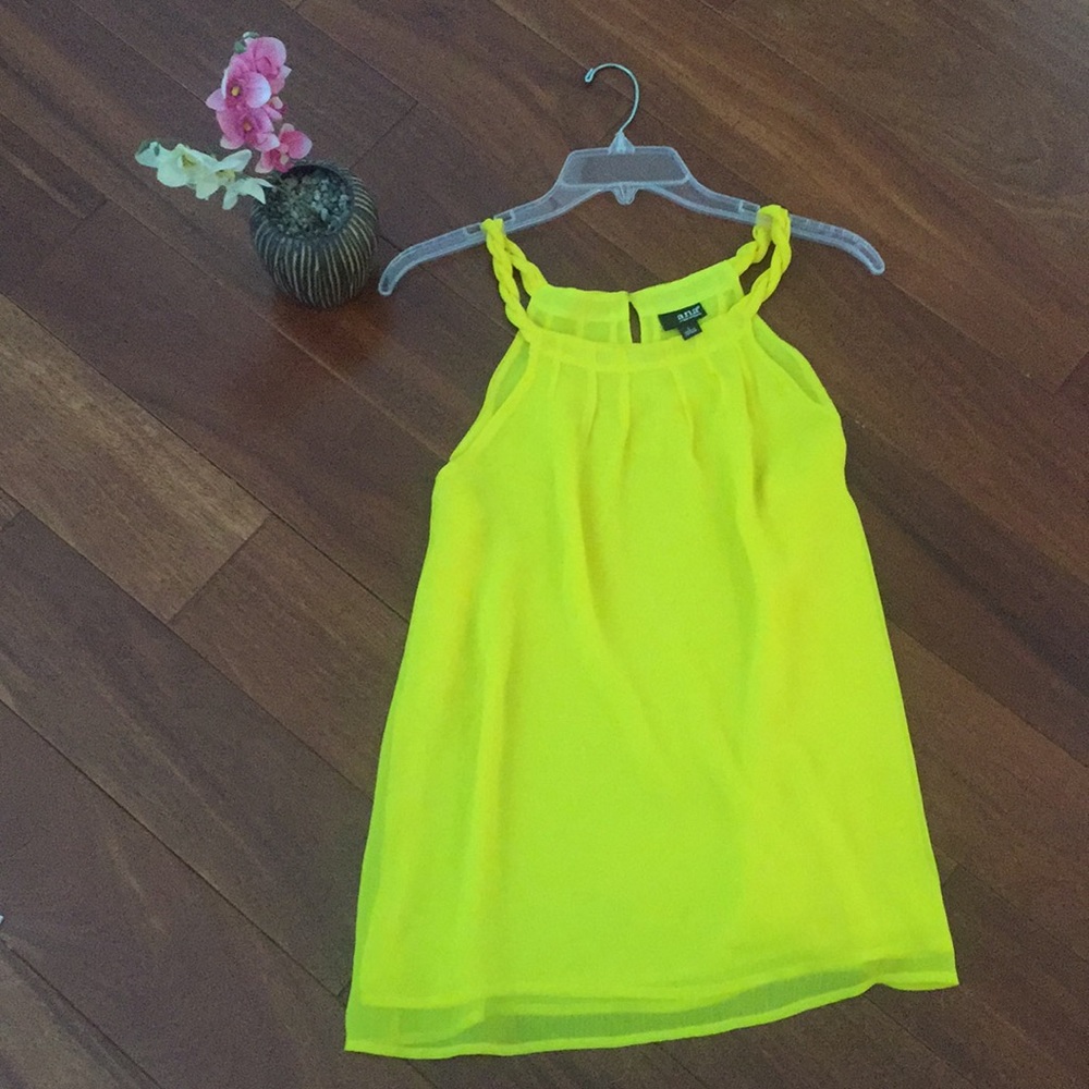 Beautiful Yellow Top!